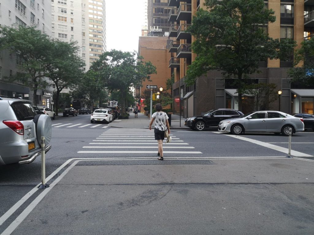 Persona cruzando la calle por un paso peatonal